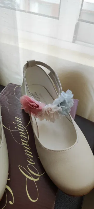Zapatos comunión niña ADIZ beige flores