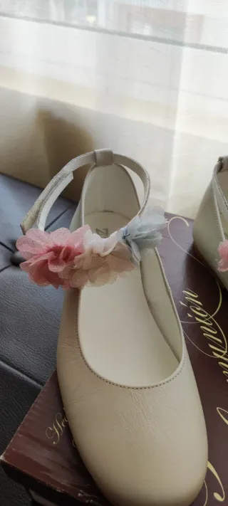 Zapatos comunión niña ADIZ beige flores