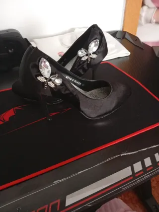 Zapatos tacón negros pedrería