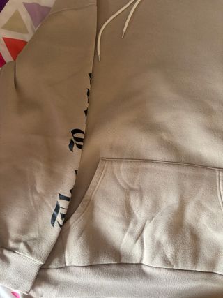 Sudadera con capucha beige y estampado