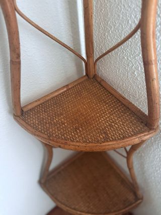 Estantería de esquina de ratán