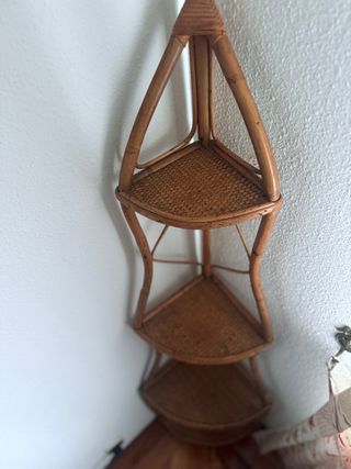 Estantería de esquina de ratán