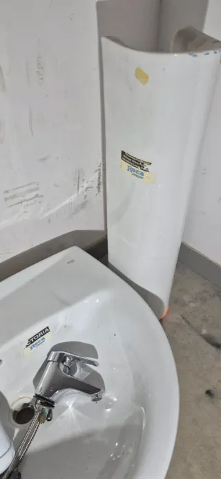 Lavabo de cerámica y grifería