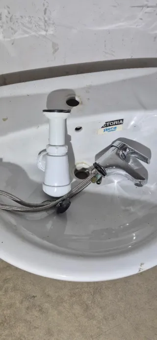 Lavabo de cerámica y grifería