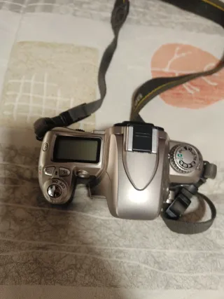 Cámara Nikon F75 + objetivo