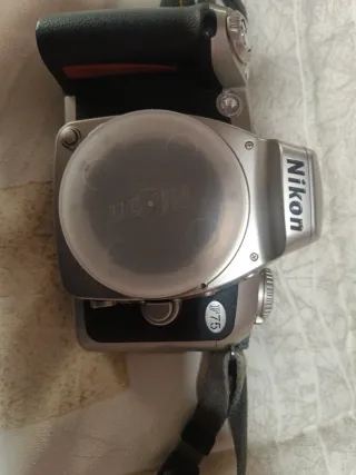 Cámara Nikon F75 + objetivo