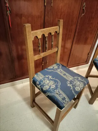 Sillas de roble antiguas con retapizado azul