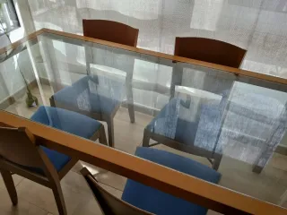 Mesa Comedor Nogal y Cristal + 4 Sillas