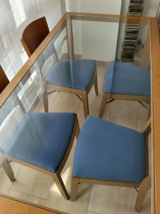 Mesa Comedor Nogal y Cristal + 4 Sillas