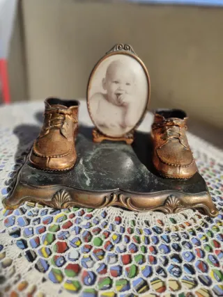 Foto antigua con botitas bronce