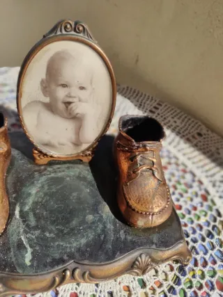 Foto antigua con botitas bronce