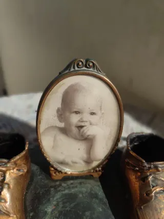 Foto antigua con botitas bronce