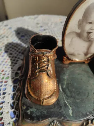 Foto antigua con botitas bronce