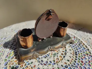 Foto antigua con botitas bronce