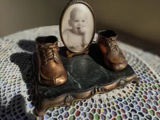 Foto antigua con botitas bronce
