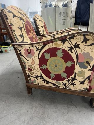 2 Butacas de madera y tapizadas