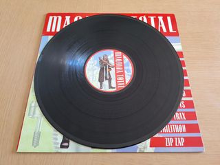 Vinilo primer álbum recopilatorio Máquina Total.