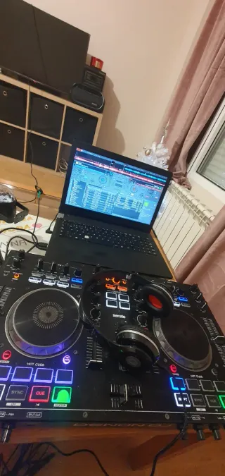 Consola DJ Denon DJ Portátil + Luz