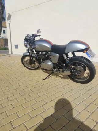 Triumph Thruxton 900