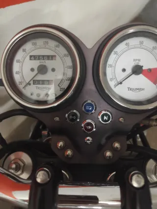 Triumph Thruxton 900