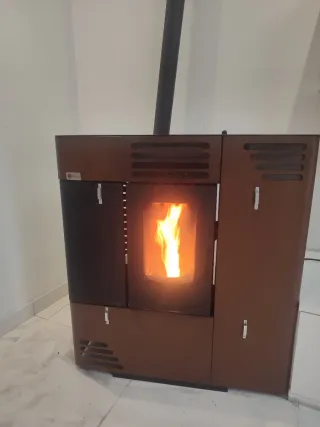 Estufa de pellets metal negra y marrón