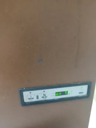 Estufa de pellets metal negra y marrón