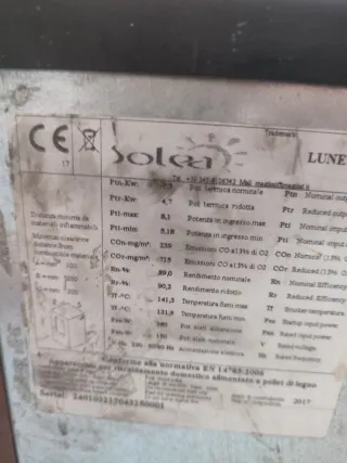 Estufa de pellets metal negra y marrón