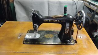 Máquina de coser SIGMA antigua con mueble