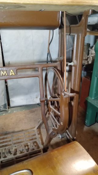 Máquina de coser SIGMA antigua con mueble