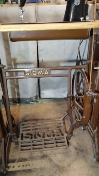 Máquina de coser SIGMA antigua con mueble