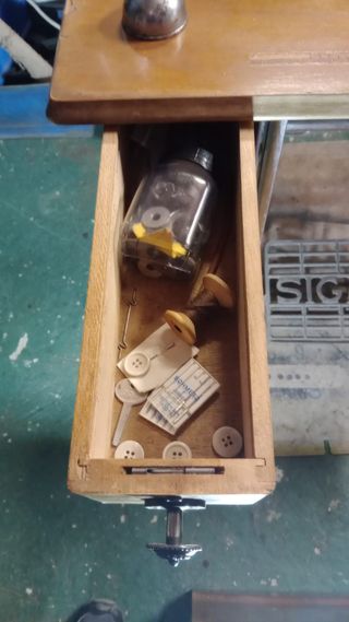 Máquina de coser SIGMA antigua con mueble