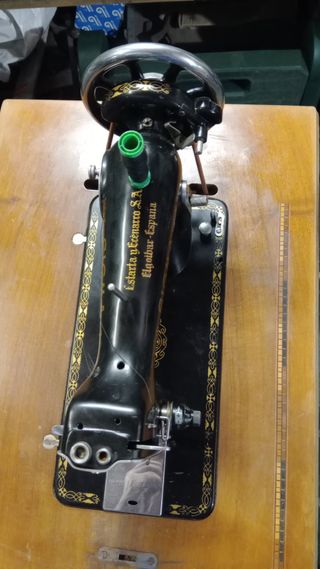 Máquina de coser SIGMA antigua con mueble