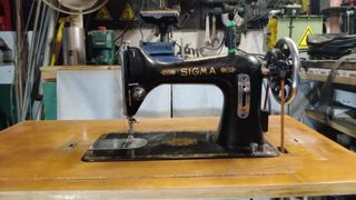 Máquina de coser SIGMA antigua con mueble