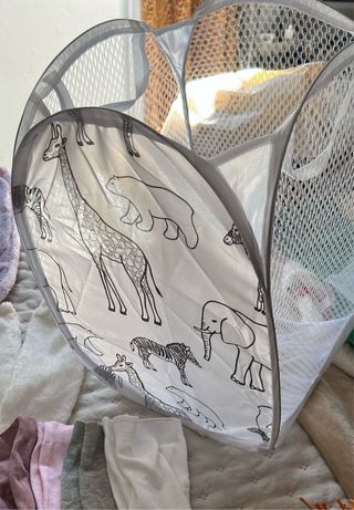 Cesta de ropa infantil con animales