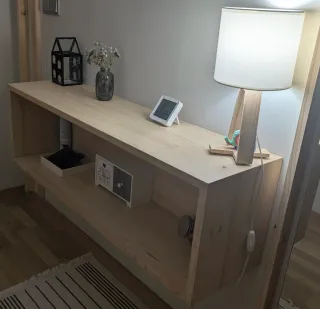 Mueble de entrada de madera.