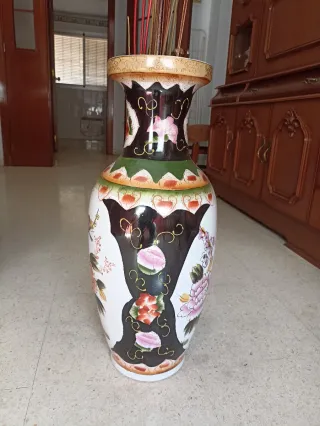 Jarrón de cerámica grande decorado