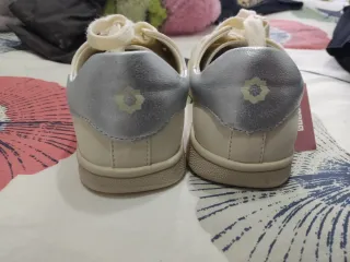 Deportivas mujer blancas y plateadas