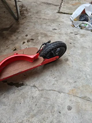 Patinete eléctrico rojo