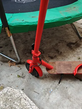 Patinete eléctrico rojo