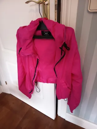 Cortavientos rosa Bershka talla M