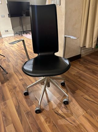 Sillas de piel negras