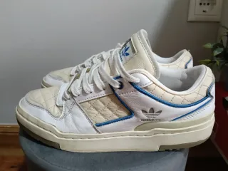 Zapatillas Adidas Beige y Blancas