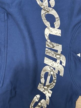 Sudadera SCUFFERS azul con estampado serpiente