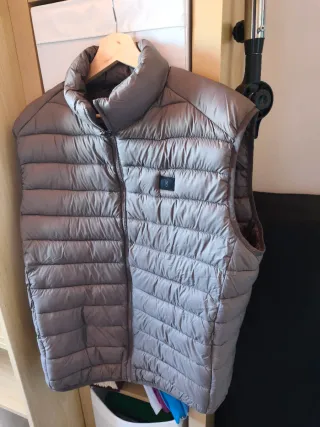 Chaquetón sin mangas gris. Comprada El corte ingle