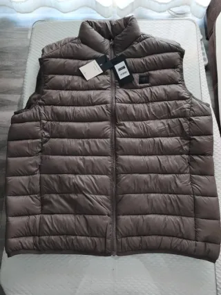 Chaquetón sin mangas gris. Comprada El corte ingle