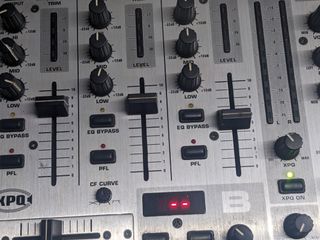 Mesa de Mezclas Behringer VMX1000
