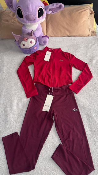 Conjunto deportivo Alo Yoga rojo y morado