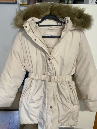 Abrigo acolchado beige con capucha