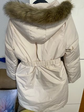 Abrigo acolchado beige con capucha