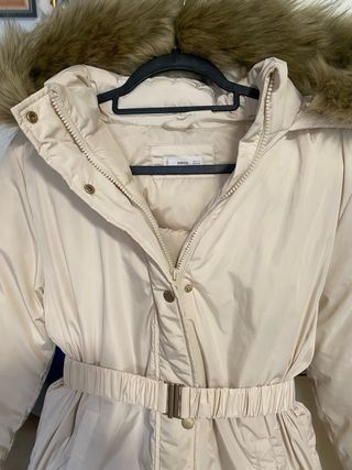 Abrigo acolchado beige con capucha